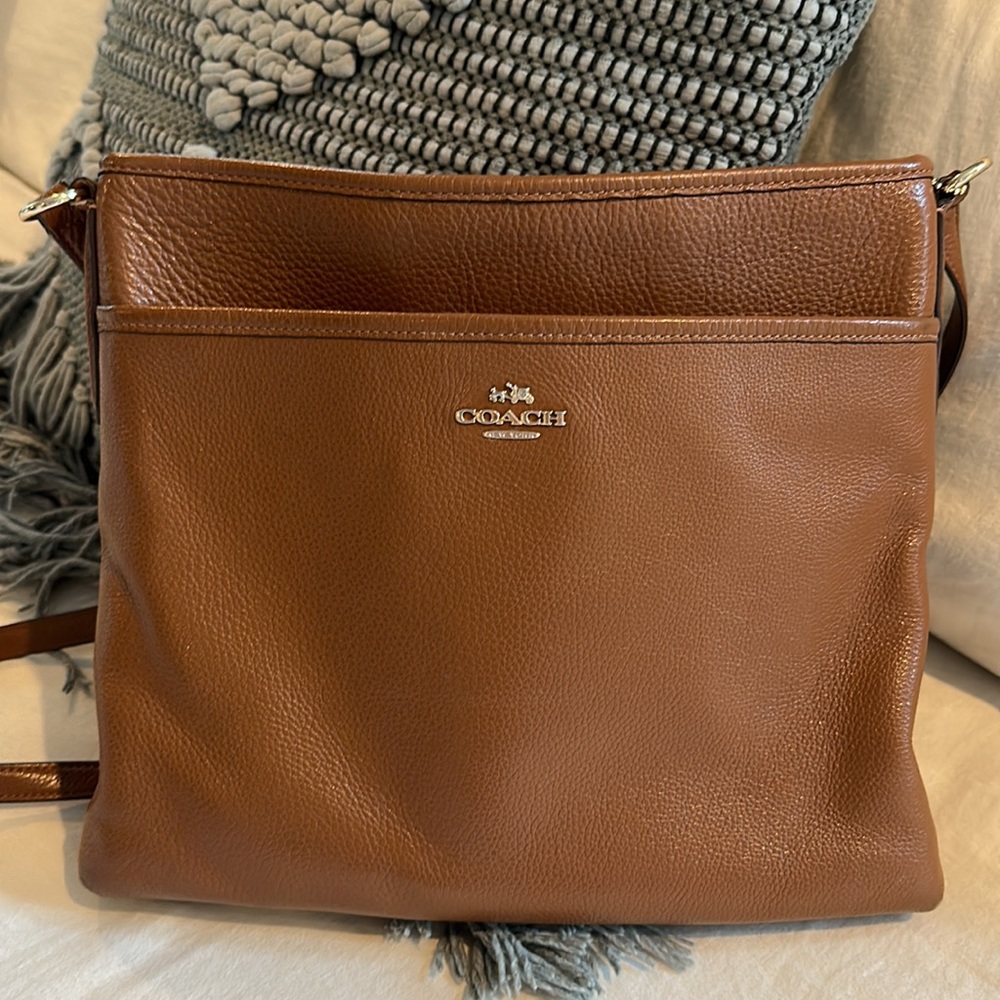 Beautiful all leather Coach crossbody bag. Great condition. See photos!